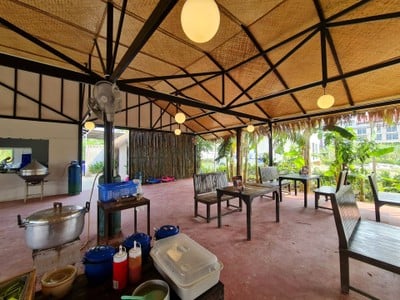บรรยากาศ ข้าวหมูทอด ตั้ง ตัว ฮะ เพชรเกษม77