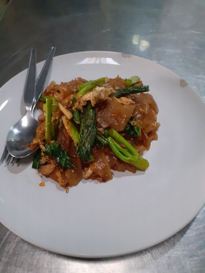 ผัดซีอิ้วไก่เส้นใหญ่