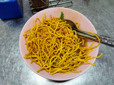 หมี่กรอบราดหน้าหมูหมัก