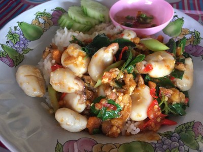 ข้าวกะเพราไข่ปลาหมึก ไข่ปู