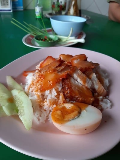 ข้าวหมูแดง + หมูกรอบ