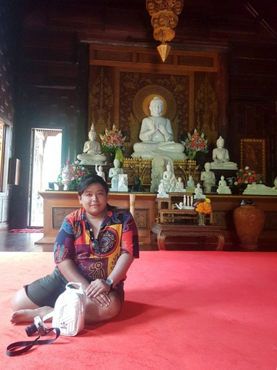 ไหว้สักการะพระพุทธรูปหินอ่อนประจำพระอุโบสถ