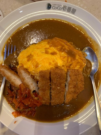 ข้าวแกงกะหรี่หมูชุบเกล็ดขนมปังทอด