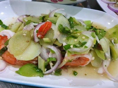 ยำคะน้ากุ้งสด