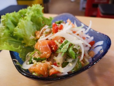 ยำปลาแซลมอน