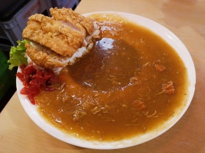 ข้าวหน้าแกงกะหรี่หมูทอด