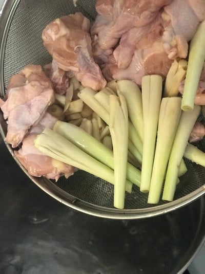 วิธีทำ ต้มยำน่องไก่ วิธีทำ ต้มยำน่องไก่