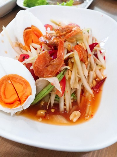 ส้มตำไทยไข่เค็ม