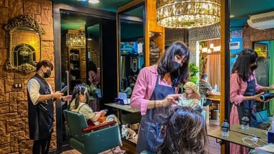 CHAMP HAIR CENTER หมู่บ้านกลางเมือง