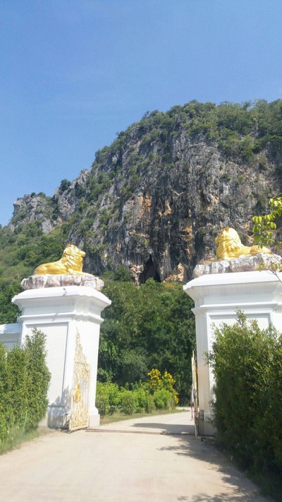 ทางออกร้านด้านหลัง มีชาวบ้านตั้งแผงขายของ