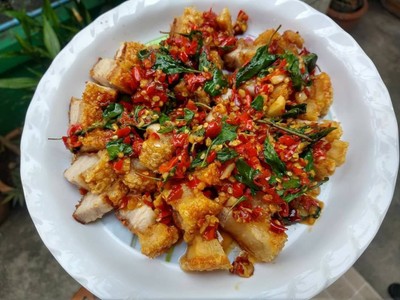 กะเพราหมูกรอบ