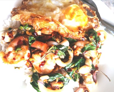 กะเพราทะเลพร้อมไข่ดาว