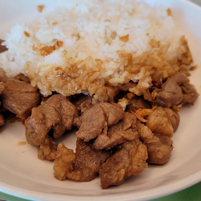 หมูกระเทียมราดข้าว