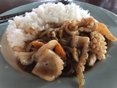 หมึกผัดไข่เค็มกระเทียมพริกไทยดำ