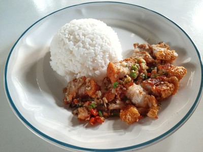 หมูกรอบคั่วพริกเกลือราดข้าว