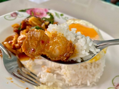 หมูกรอบผัดพริกแกงไข่ดาว