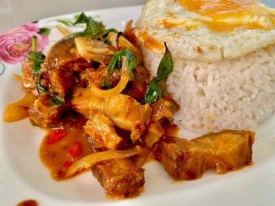หมูกรอบผัดพริกแกงไข่ดาว