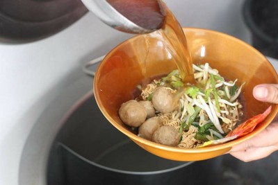 ก๋วยเตี๋ยวจัมโบ้ลูกชิ้นเอ็น