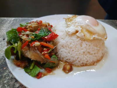 กะเพราหมูกรอบ ใส่วุ้นเส้น