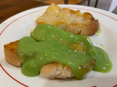 ขนมปังนึ่งสังขยาใบเตย