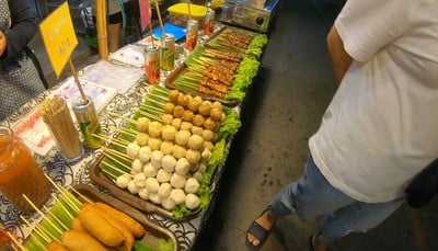 ลูกชิ้นปิ้งและเนื้อย่าง