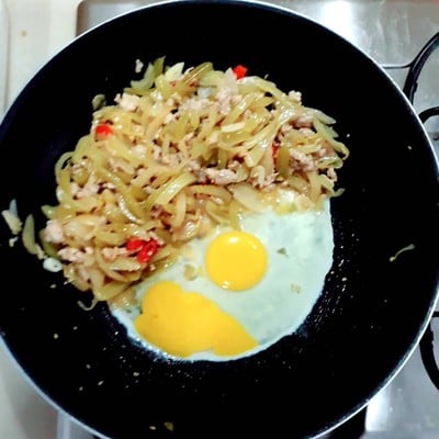 วิธีทำ ผักกาดดองกระป๋องผัดหมูสับใส่ไข่ Pad Pak Gad Dong Moo Sab Sai Kai วิธีทำ ผักกาดดองกระป๋องผัดหมูสับใส่ไข่ Pad Pak Gad Dong Moo Sab Sai Kai