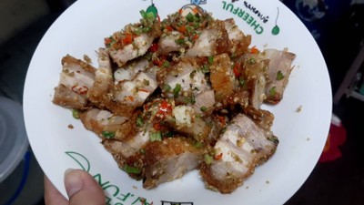 หมูกรอบคั่วพริกเกลือ