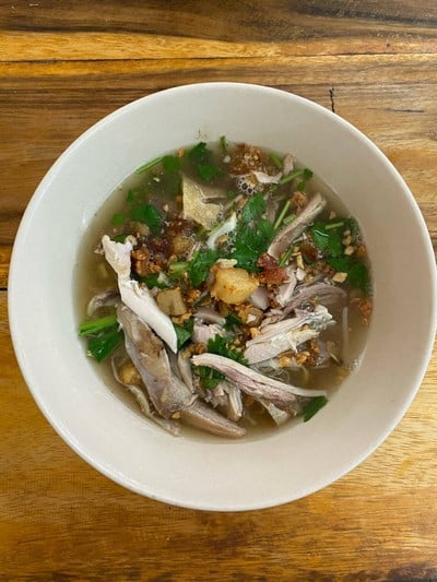 ก๋วยเตี๋ยวไก่ป้าแอ๊ด (ไก่บ้าน)