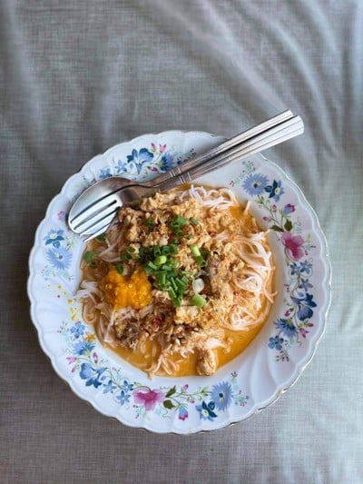 เมนูของร้าน เฮโลนมสด ขนมจีนแกงไก่คั่ว สูตรโบราณ & เครื่องดื่ม หน้าโบสถ์ซางตาครู้ส
