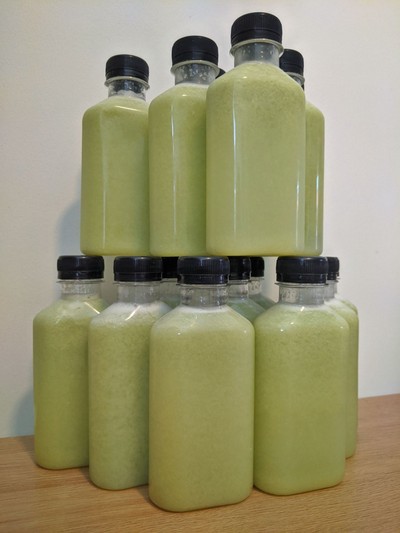 สีและความเข้มข้นของน้ำฝรั่งของเรา รับประกันคุณภาพที่ขวด