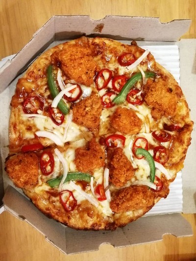 สไปซี่ ชิกเก้น ทวิสต์ (แป้งแฮนด์ทอส) ถาดเล็ก