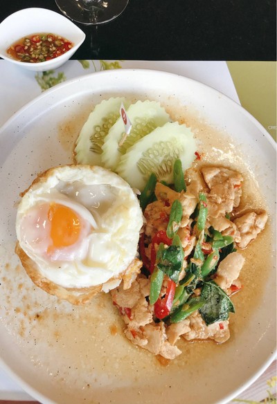 ข้าวกล้องกะเพราอกไก่ ไข่ดาว