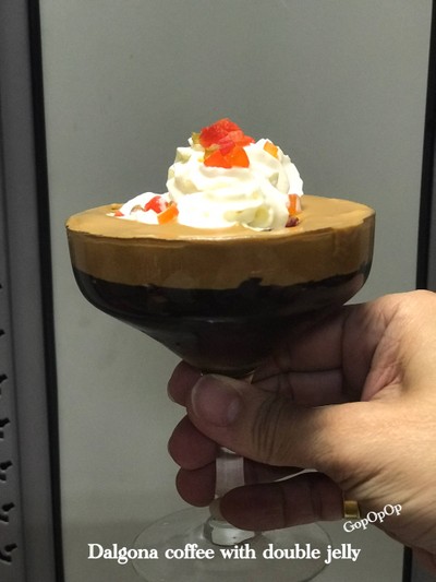 วิธีทำ Dalgona coffee with double jelly วิธีทำ Dalgona coffee with double jelly