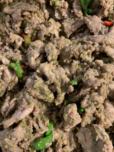 หมูผัดกะปิ (น้ำพริกผักสดฟรี)