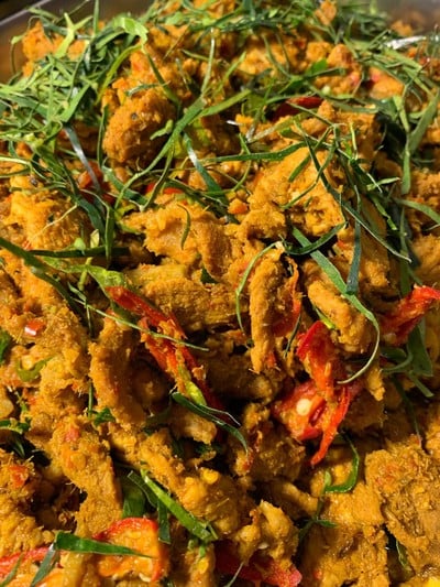 คั่วกลิ้งหมูชิ้น  (น้ำพริกผักสดฟรี)