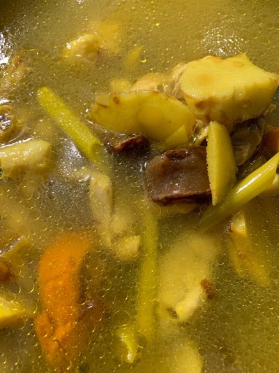 ไก่ต้มขมิ้น