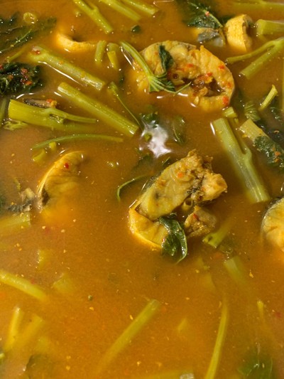 แกงเหลืองผักบุ้งปลาน้ำดอกไม้  (น้ำพริกผักสดฟรี)