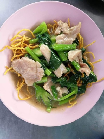 เมนูของร้าน ใหม่ราดหน้า หน้าหมู่บ้านสุขนคร