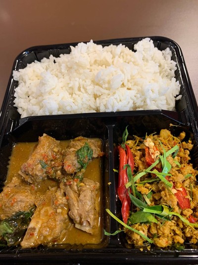 ข้าว+คั่วกระดูกหมู+คั่วกลิ้ง+น้ำพริกกะปิ+ผักสด