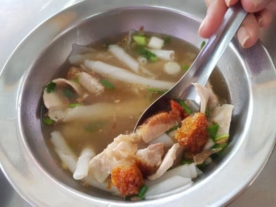 ก๋วยจั๊บน้ำใสหมูกรอบ