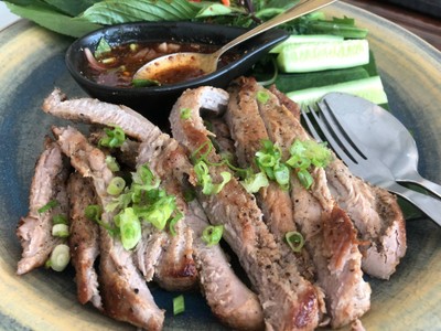 สันในหมูย่างพริกไทยดำซอสจิ้มแจ่ว