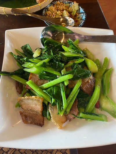 คะน้าหมูกรอบ