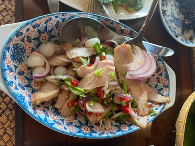 ยำหมูกระเทียมโทน