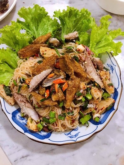 ยำขนมจีนปลาทูปลากรอบ