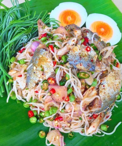 ยำขนมจีนปลาทูไข่ต้ม