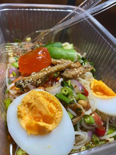 ยำขนมจีนปลาทูไข่แดงไข่ต้มปลากรอบ