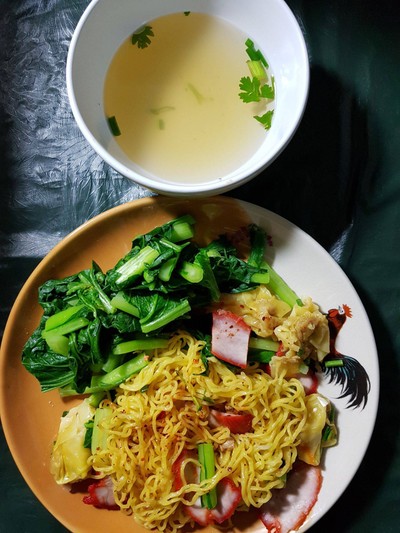 บะหมี่เกี๊ยวกวางตุ้งแห้ง (เพิ่มผัก 10 บาท)