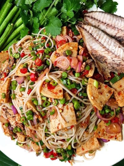 ยำขนมจีนรสเผ็ดปลาทูหมูยอ