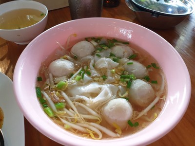 เส้นใหญ่น้ำใสลูกชิ้นปลา