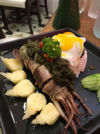 ข้าวปลาหมึกพุงแตก (ราดซอสสามเกลอ)